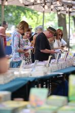 Büchertisch im Schlossgarten